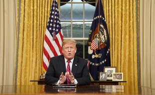 Dans une allocution retransmise le 8 janvier, Donald Trump s'est montré inflexible à propos de la construction du mur à la frontière avec le Mexique, prolongeant ainsi le blocage administratif appelé "shutdown".