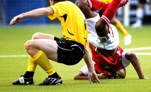 Le joueur d'Elfsborg (à g.) Daniel Mobaeck, fait tourner la tête de son adversaire de Braga, Evaldo, lors d'un match de coupe de l'IUEFA, le 6 août 2009.