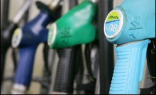 Les prix du pétrole étaient en baisse jeudi, à l'ouverture du marché new-yorkais, mais toujours proches de leurs niveaux records, soutenus par les craintes d'une pénurie d'essence aux Etats-Unis et par les tensions autour du programme nucléaire iranien.