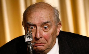 Le réalisateur Claude Chabrol reçoit un prix récompensant ses 50 ans de carrière au festival du film international de Berlin, le 8 février 2009.