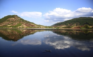 Le lac du Salagou (Illustration)