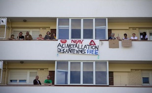 Les habitants du 21 rue Henry Martin à Nanterre (Hauts-de-Seine) se sont regroupés en amicale afin de s'opposer à l'installation de trois antennes relais Free, le 8 septembre 2013.