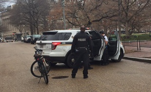 Un homme a été arrêté avec un paquet suspect près de la Maison Blanche, le 28 mars 2017.