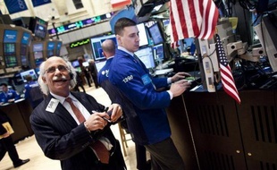 La Bourse de New York a ouvert sans direction vendredi, déçue par les chiffres provisoires du PIB américain pour le dernier trimestre: le Dow Jones lâchait 0,26% et le Nasdaq grignotait 0,10%.