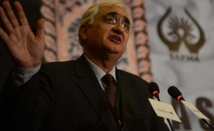 L'Inde a convoqué l'ambassadeur du Pakistan après la mort de deux soldats indiens tués par des troupes pakistanaises mardi près de leur frontière commune au Cachemire, a annoncé mercredi le ministère des Affaires étrangères.