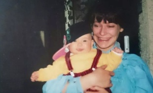 Laurine Boutry, encore bébé, dans les bras de sa maman Rachel.