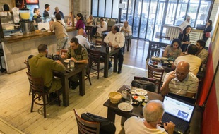 Des clients au Hummus Bar, dans la ville israélienne de Kfar Vitkin, le 21 octobre 2015