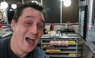 Alex Bowen a documenté son aventure chez Waffle House sur Facebook.