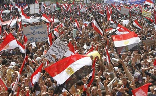 Des manifestants agitent des drapeaux égyptiens lors d'une manifestation sur la place Tahrir, au Caire, le 8 avril 2011.