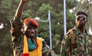 La junte qui a pris le pouvoir en Guinée par un coup d'Etat militaire, peu après le décès du chef de l'Etat Lansana Conté, a conforté son autorité jeudi en obtenant que le Premier ministre et son gouvernement se rendent dans un camp, comme elle leur avait ordonné.