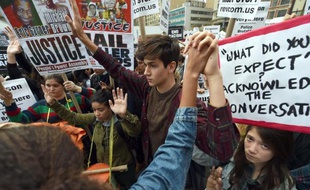 Manifestation en solidarité avec la ville de Ferguson après la relaxe du policier responsable de la mort d'un jeune Noir, le 1er décembre 2014 à New York