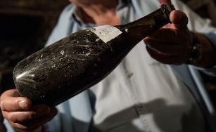 Photo datant du 22 mai 2018 montrant la bouteille de Vin Jaune datée de 1774 adjugée aux enchères 103.700 le 28 mai 2018.