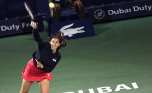 La Française Marion Bartoli, tête de série N.6, a été éliminée par la Chinoise Peng Shuai 6-4, 6-3 dès le 1er tour du tournoi de Dubaï mardi.