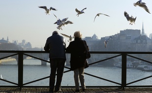 Un couple regarde la Seine à Paris (illustration).
