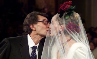 Yves Saint-Laurent et la mannequin Lucie de la Falaise lors du défilé haute-couture automne-hiver de 1998-99.