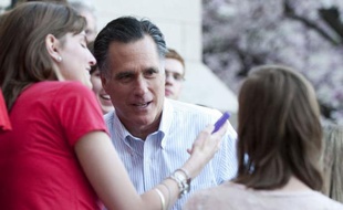 Le favori de la course à l'investiture républicaine pour la présidentielle de novembre, Mitt Romney, va tenter de reprendre la main mardi dans l'Illinois après avoir essuyé des défaites dans le sud des Etats-Unis au profit de son rival, l'ultraconservateur Rick Santorum.