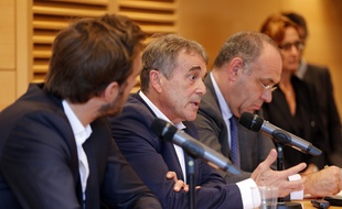 Jean-Pierre Dartevelle (au milieu) est soupçonné d'atteinte sur mineure.