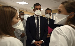 Olivier Véran à l'hôpital de la Timone à Marseille, le 25 septembre 2020.