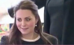 Kate Middleton lève les yeux au ciel.