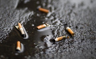 "Marlboro, Marlboro". Engoncés dans leurs blousons noirs, les mains gelées, ils sont 20, 30 à la sortie du métro Barbès à Paris pour vendre leurs paquets rouges à quatre euros. "Ici c'est le plus grand tabac de France", dit le kiosquier. Un "tonneau des Danaïdes" d'où s'écoule un trafic de contrebande sans fin, selon un douanier.