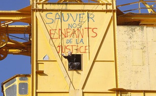 Serge Charnay, un père en détresse, se tient en haut d'une grue des chantiers navals pour que son dossier de garde parentale soit rééxaminé par la justice, le 17 février 2013.