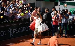 Roger Federer salue le public du court Suzanne-Lenglen après son 3e tour contre Casper Ruud, le 31 mai 2019.