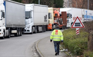 Les routiers bloquent la zone industrielle situee pres de l aeroport de Nantes a Bouguenais le 26 01 2015. Ils demandent une revalorisation des salaires. /SALOM-GOMIS_175402/Credit:SEBASTIEN SALOM-GOMIS/SIPA/1501261804
