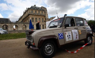 Cette Renault R4 participe au raid Paris-Cap Nord, dont le départ a été donné le 6 juillet 2012 sur l'esplanade du château de Vincennes.
