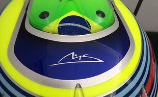 Le casque de Felipe Massa sur lequel sont inscrites les initiales de Michael Schumacher.