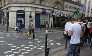 Dans le bas de la rue du Faubourg-du-Temple, les rond-points en forme de pixels signalent l'entrée dans des zones de rencontre. Mais peu de Parisiens le savent.