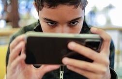Un premier téléphone à 11 ans, 85 % des Français pensent que c’est trop tôt