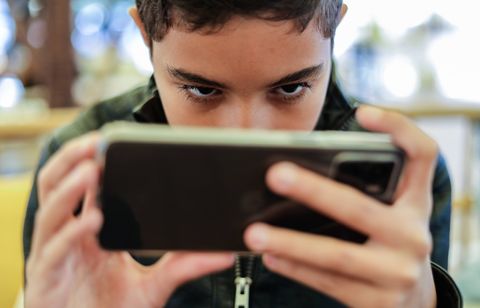 Un premier téléphone à 11 ans, 85 % des Français pensent que c’est trop tôt