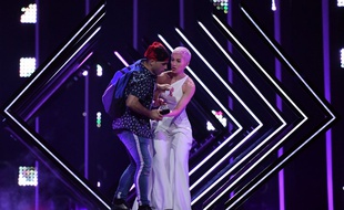 Un intrus est monté sur scène de l'Eurovision lors de la prestation du Royaume-Uni, le 12 mai 2018 à Lisbonne (Portugal)