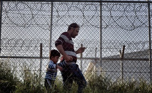 Un homme et son enfant dans le centre de détention à Mytilène en Grèce, le 15 avril 2016.