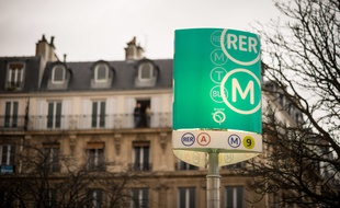 Le 10 décembre 2018, à Paris (12e). Une entrée du RER A et du métro (lignes 1, 2, 6 et 9), place de la Nation.