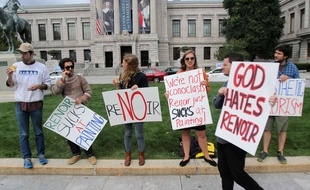 Les opposants à Renoir manifestent à Boston devant le musée des Beaux-Arts, le 5 octobre 2015.