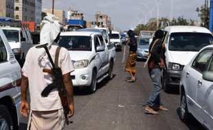 Des combattants favorables au président yéménite Abedrabbo Mansour Hadi, aujourd'hui en exil, patrouillent le 7 décembre 2015 dans les rues d'Aden, au lendemain d'un attentat revendiqué par le groupe Etat islamique (EI)