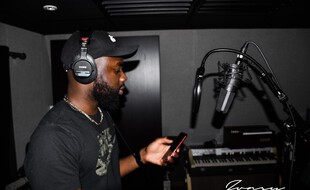 « JNVNY » vient de sortir un clip pour son dernier EP, « BOOSKA-P ». Il est visible sur Youtube.