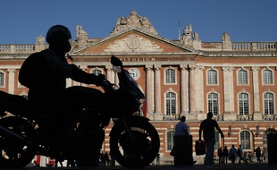 Motard sur la place du Capitole, à Toulouse (illustration).