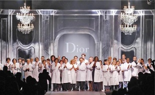Les « petites mains » de l'atelier Dior ont été très applaudies, à Paris, vendredi.