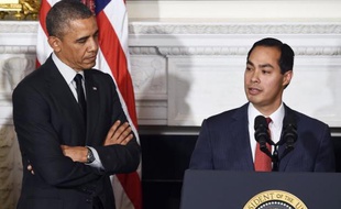 Photo du 23 mai 2014 montrant le président américain Barack Obama et le maire de San Antonio (Texas) Julian Castro, à la Maison Blanche