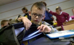 La mise en place d'une base de données informatisée, baptisée "base élèves", dans des écoles maternelles et primaires inquiète enseignants, parents et associations de défense des droits de l'homme qui y voient une dérive vers le "fichage" des enfants.