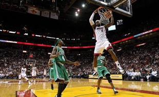 Miami emmené par son trio magique Chris Bosh, Dwyane Wade et LeBron James est resté invaincu dans le Championnat nord-américain de basket-ball en surclassant dimanche Charlotte 129 à 90, alors que le champion en titre Dallas s'est incliné face à Minnesota (99-82)