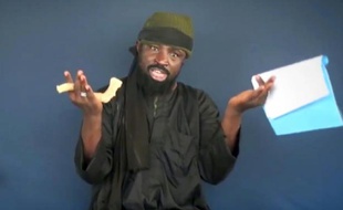 Capture d'écran faite le 18 février 2015 d'une vidéo diffusée par Boko Haram montrant le leader du groupe islamiste, Abubakar Shekau, en train de diffuser un message depuis un endroit non précisé