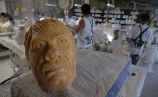 Le 13 octobre 2015 à Cuernavaca au Mexique, dans une entreprise produisant des masques en latex à l'effigie du narcotrafiquant «El Chapo».