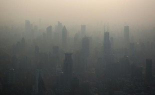 Les gratte-ciels de Shanghai au milieu du smog, le 28 mars 2016