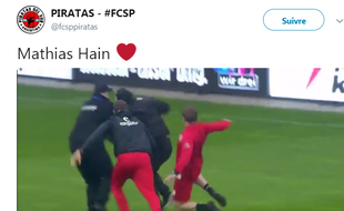 L'entraîneur des gardiens du FC Sankt Pauli est aussi très à l'aise avec ses jambes.