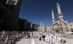 Une marée humaine convergeait vendredi vers la plaine de Mina, près de La Mecque en Arabie saoudite, quelque 2,5 millions de musulmans entamant les rites du pèlerinage annuel.