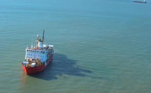 Le navire rouge des garde-côtes canadiens, Amundsen, le 19 septembre 2015 dans le passage du Nord-Ouest