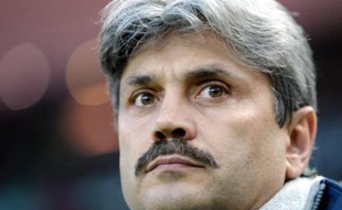 Guy Lacombe, ancien entraîneur du Paris SG, a été nommé lundi entraîneur du Stade rennais (L1) en remplacement de Pierre Dréossi, "afin de relancer la dynamique de l'équipe" après six défaites consécutives en L1, a annoncé le club.